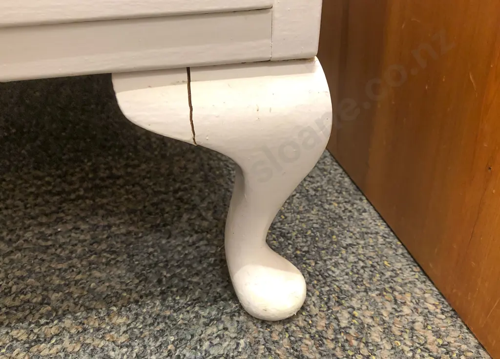 White Painted Desk Image 1++