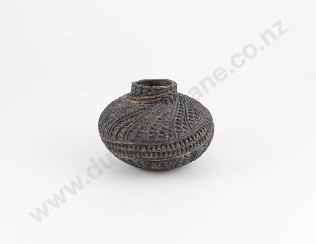 Stevei Houkāmau Squat Ovoid Vase Image 1++