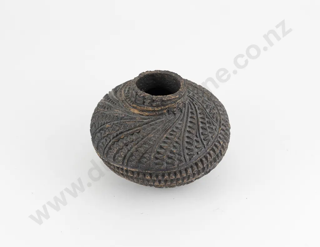 Stevei Houkāmau Squat Ovoid Vase Image 1++