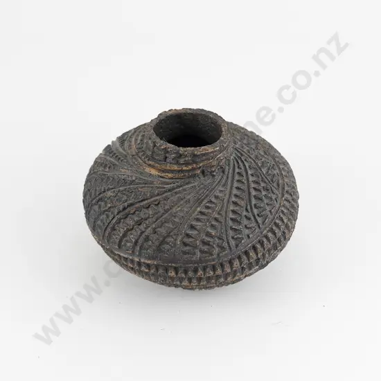 Stevei Houkāmau Squat Ovoid Vase