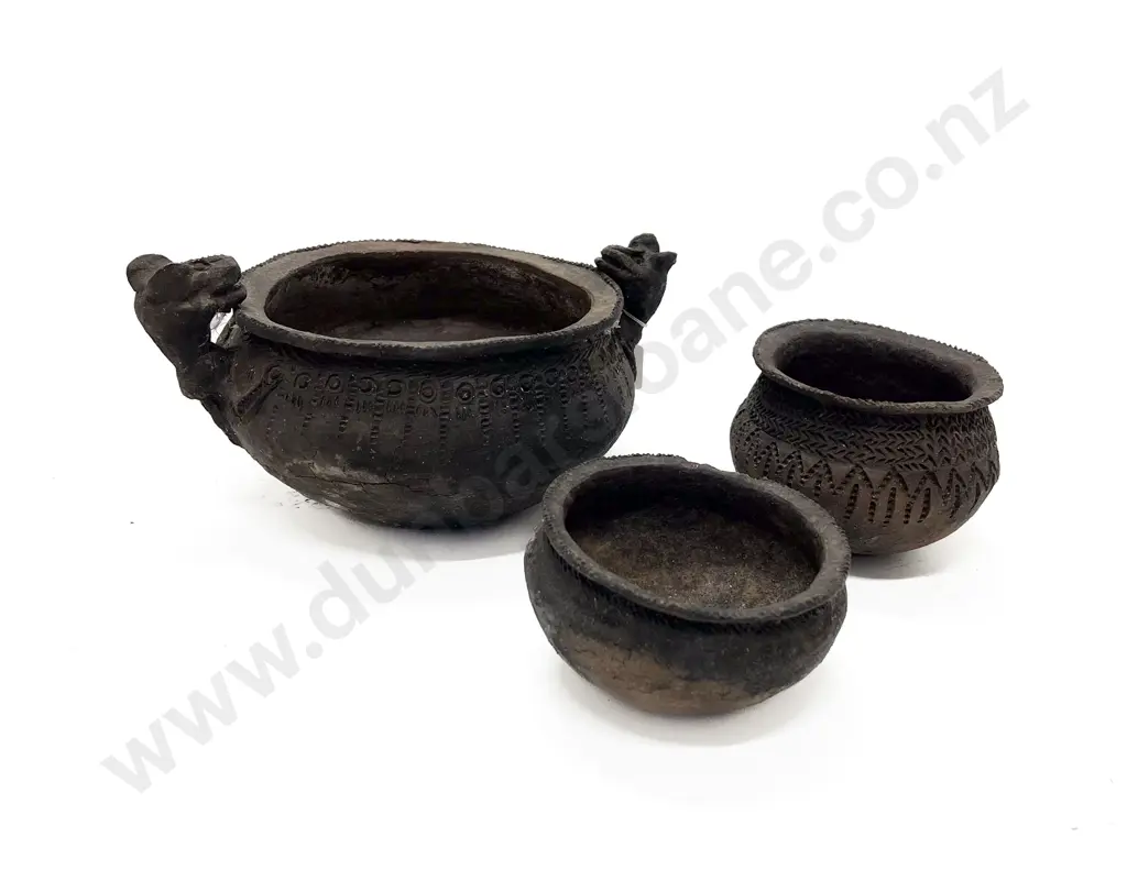 Papua New Guinea Raku Fired Cooking Pot With Two Smaller Bowls Image 1++