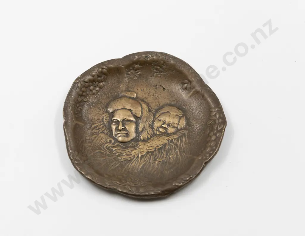 Bronze Maori Mother and Child Dish Image 1++