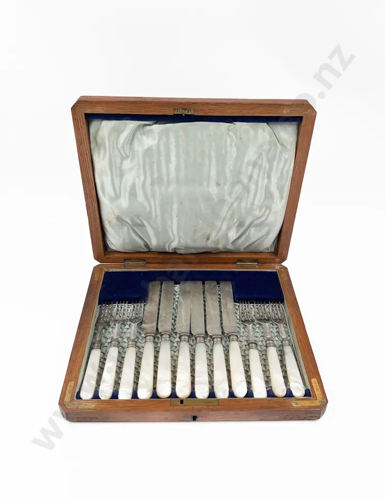 Cased Set of MOP Cutlery Image 1++