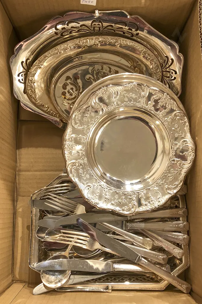 Box of Assorted S/Plate and Cutlery Image 1++