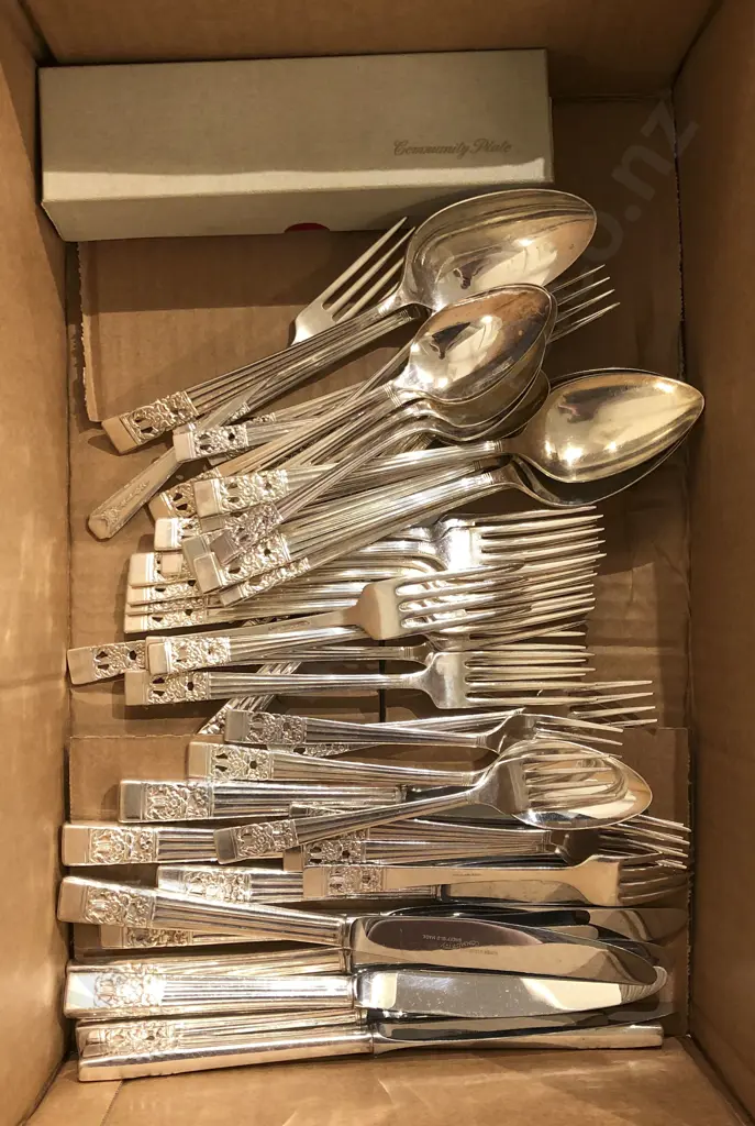 Box of Assorted S/Plate Cutlery Image 1++