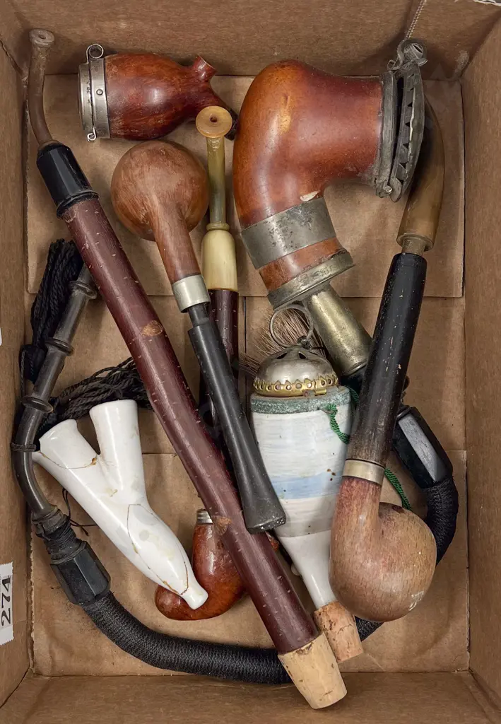 Small Quantity of Assorted Vintage Pipes Image 1++
