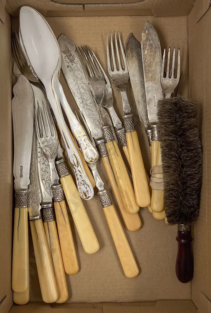 Small Quantity of Assorted Bone Handled Cutlery etc Image 1++