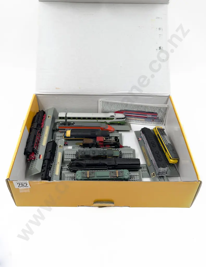 13 x Delprado Model Trains Image 1++