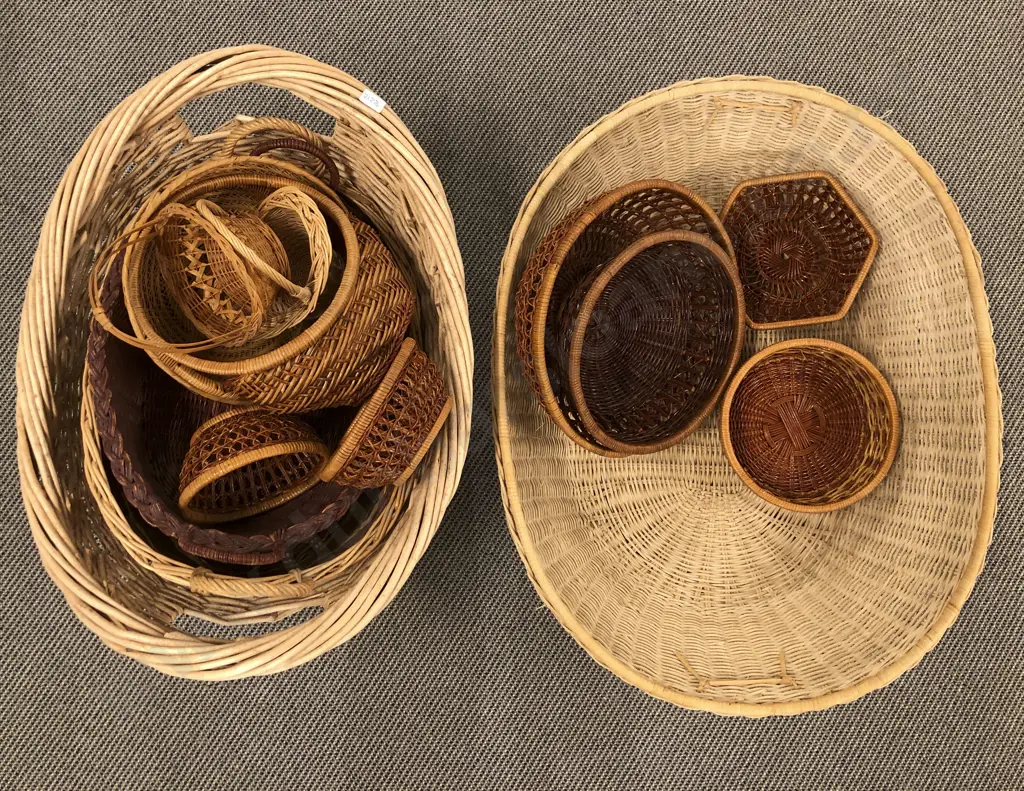 Box of Assorted Wicker Baskets etc Image 1++