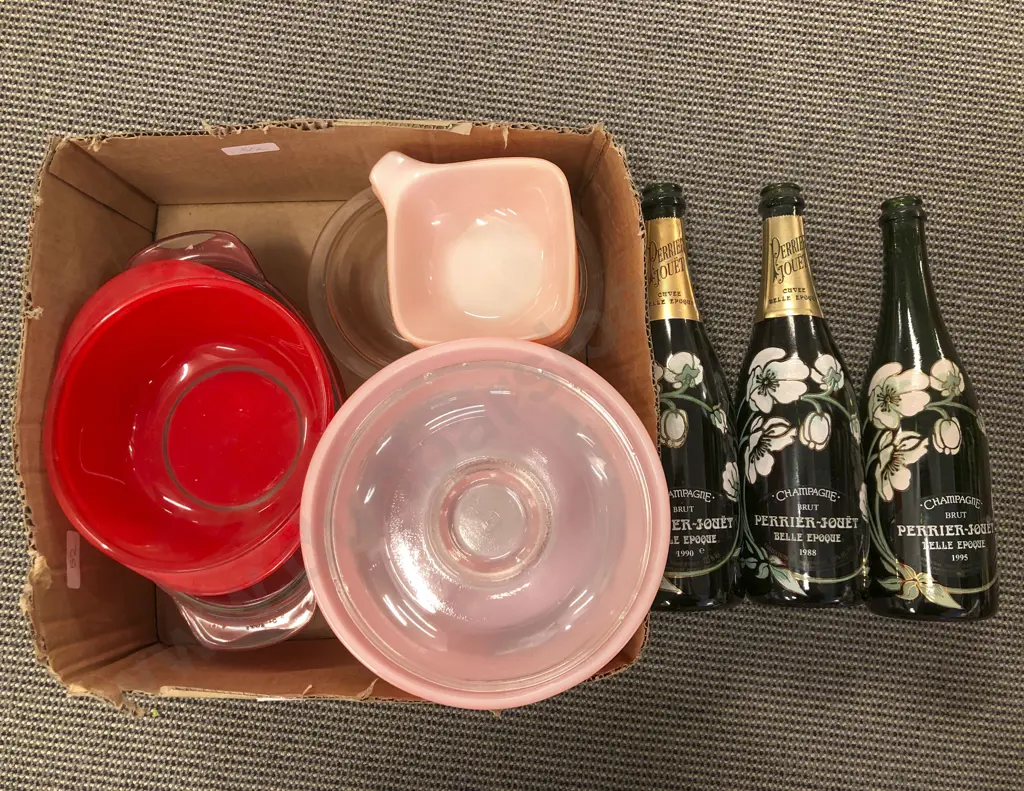Box of Vintage Pyrex Image 1++