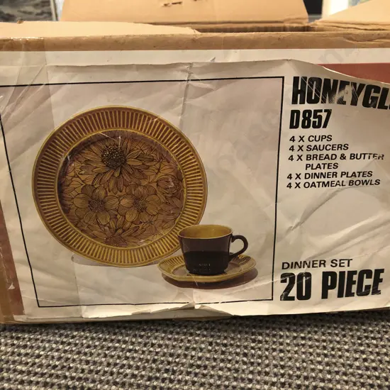 Boxed Complete Crown Lynn Dinnerset "Honeydew"