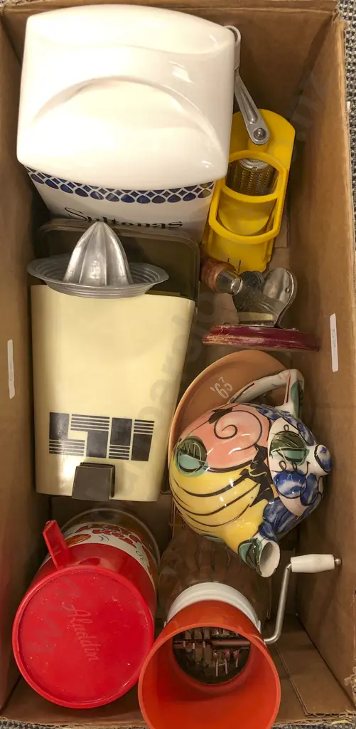 Box of Assorted Vintage Kitchen Ware Image 1++