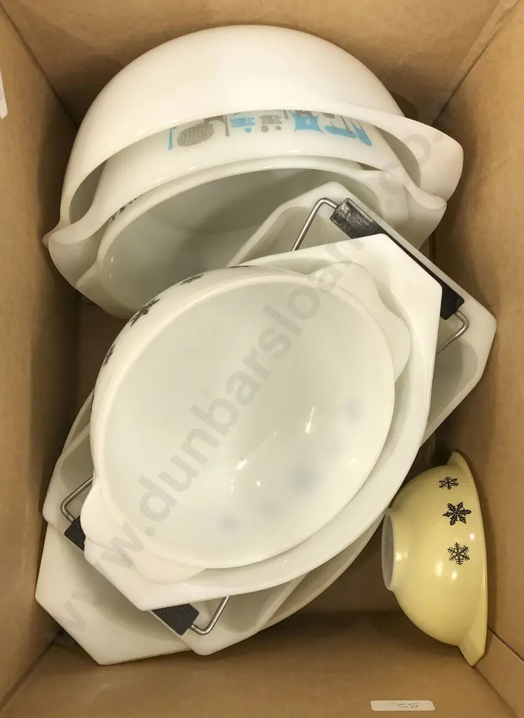 Box of Assorted Vintage Pyrex etc Image 1++