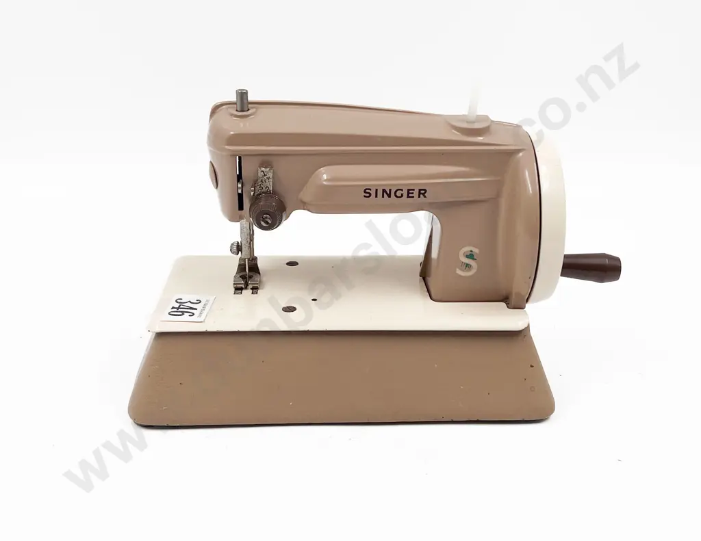 Vintage Singer Child's Toy Sewing Machine Image 1++