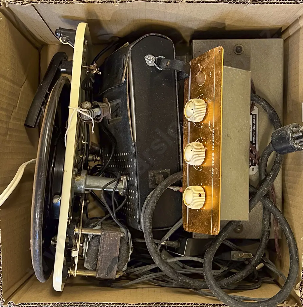 Box of Assorted Vintage Electronics Image 1++