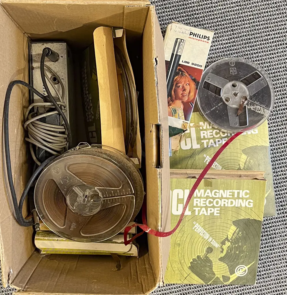 Box of Assorted Vintage Reels etc Image 1++