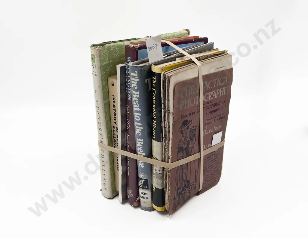 Small Quantity of Assorted Vintage Books Image 1++