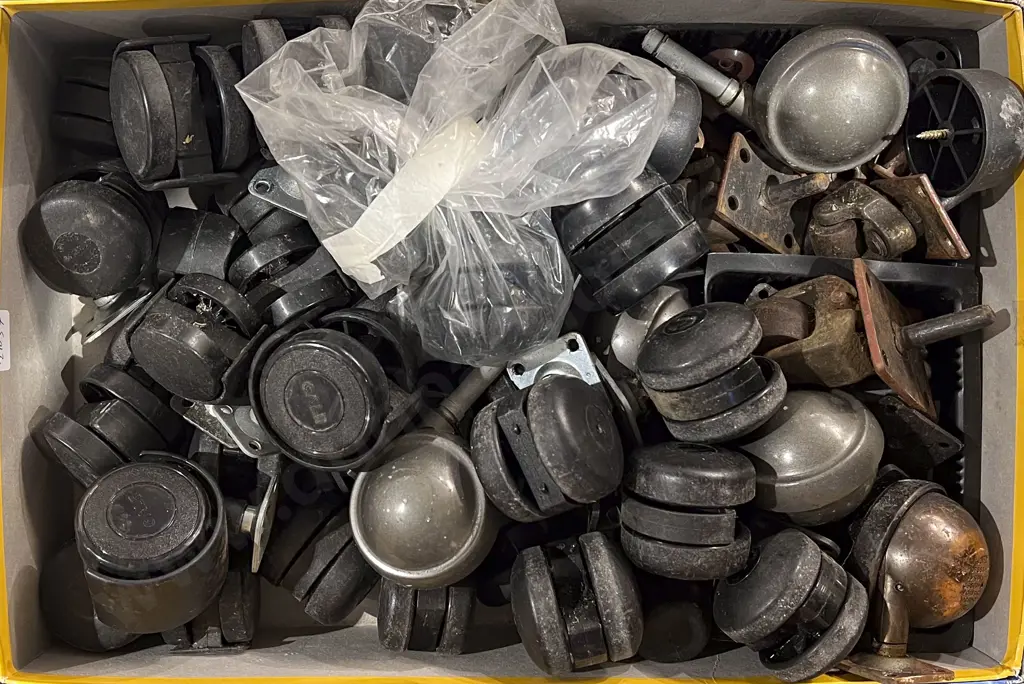Box of Assorted Castors Image 1++
