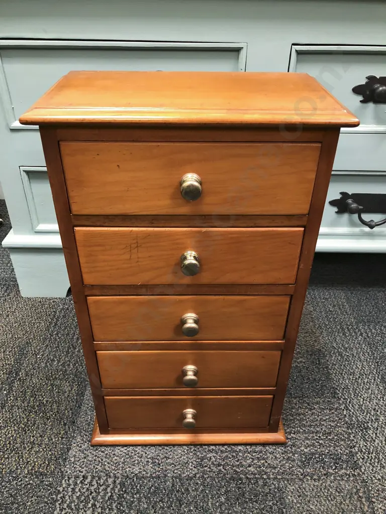 Small Collector's Chest Image 1++