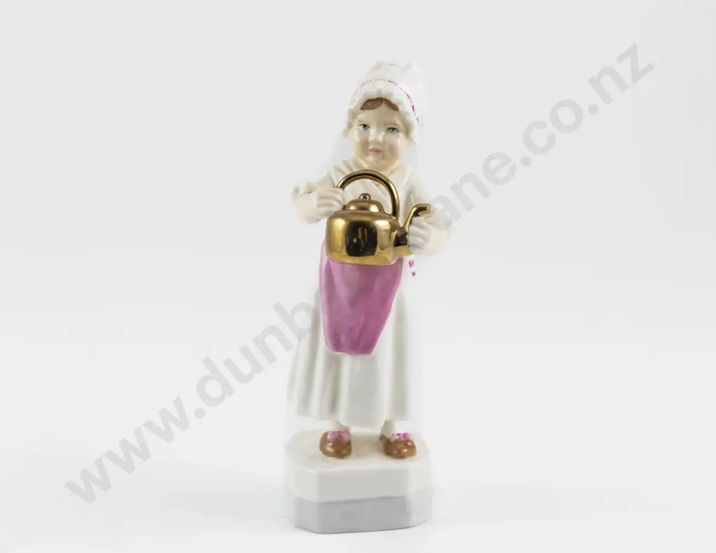 Royal Worcester Figure "Polly put the kettle on" Image 1++