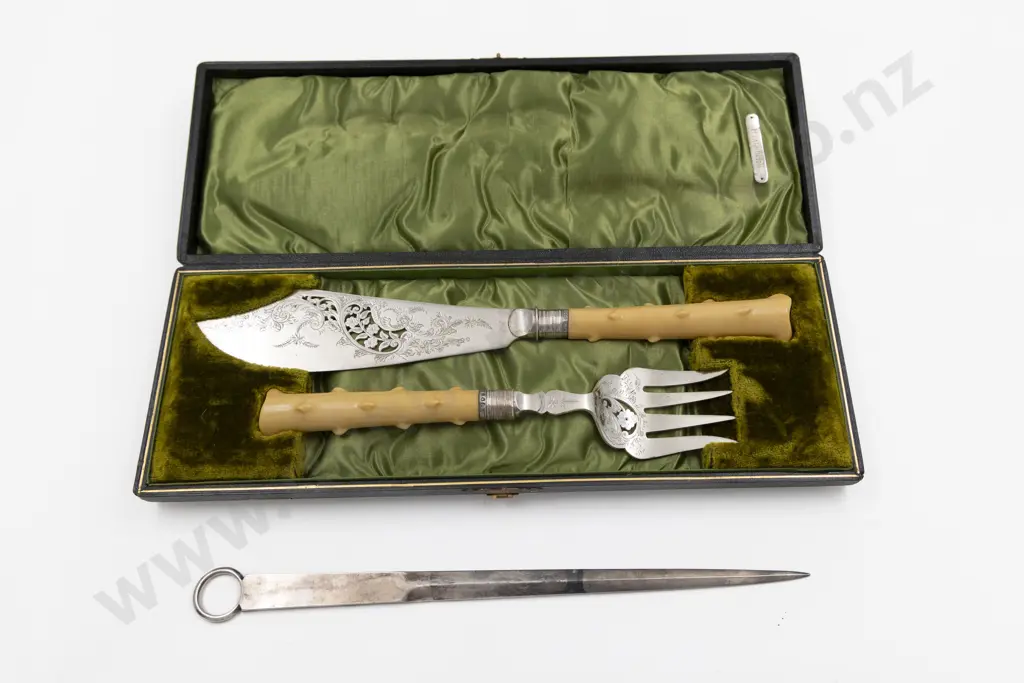 Cased Fish Servers Image 1++