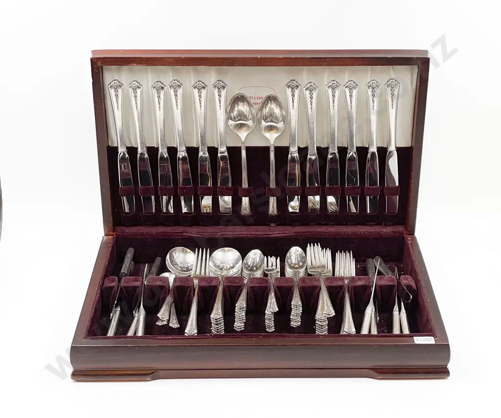 Canteen of Holmes & Edwards S/P Cutlery Image 1++