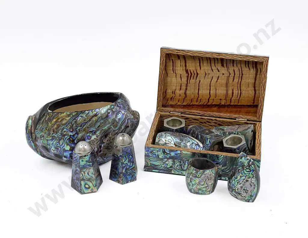 Quantity of Assorted Paua Items Image 1++