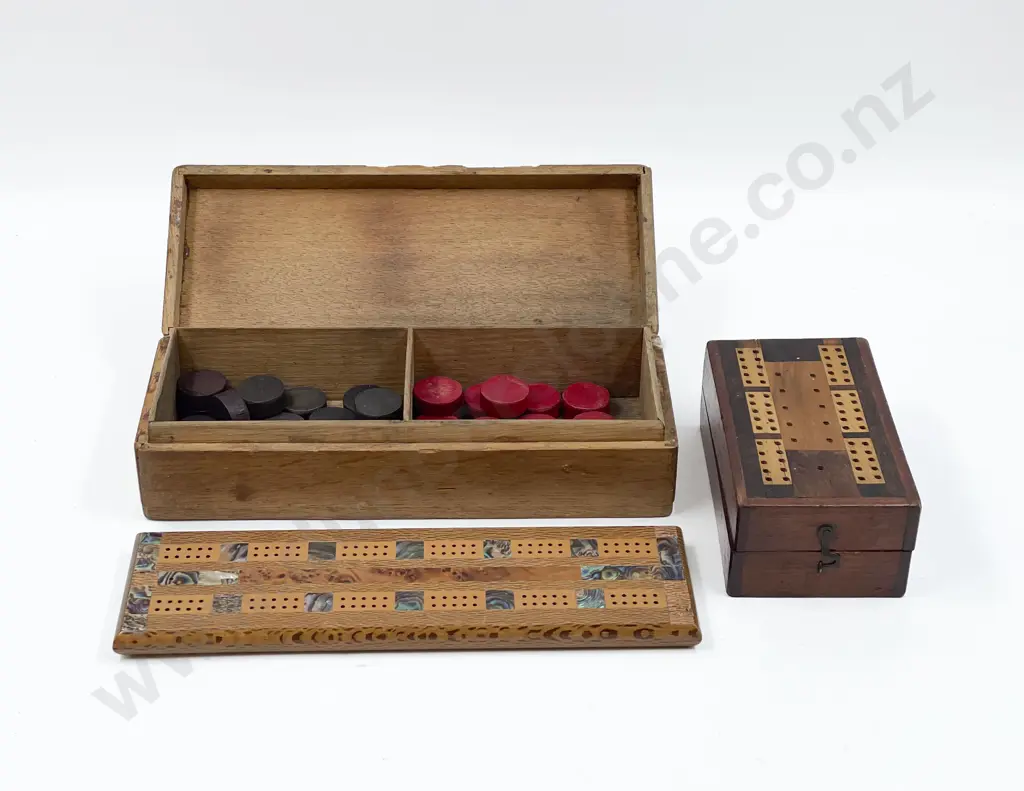 Cribbage Box and Board with Assorted Counters Image 1++