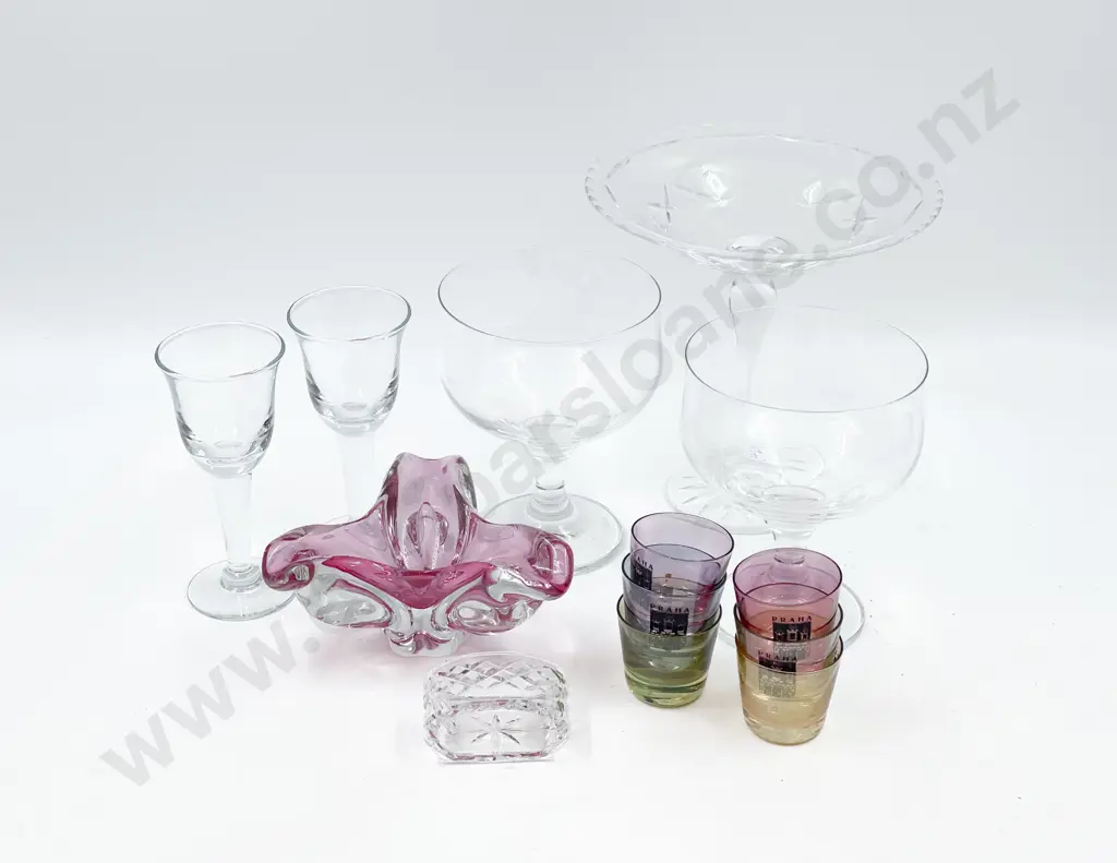Small Quantity of Assorted Crystal and Glassware Image 1++