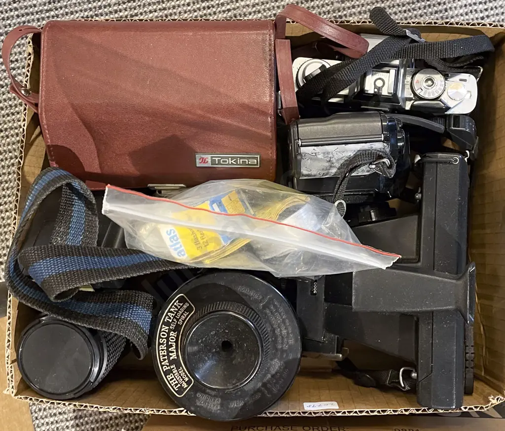 Quantity of Assorted Vintage Cameras etc Image 1++