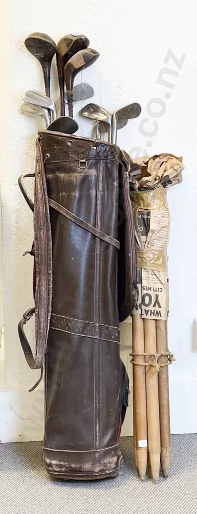 Vintage Golf Clubs in Bag Including Wickets Image 1++