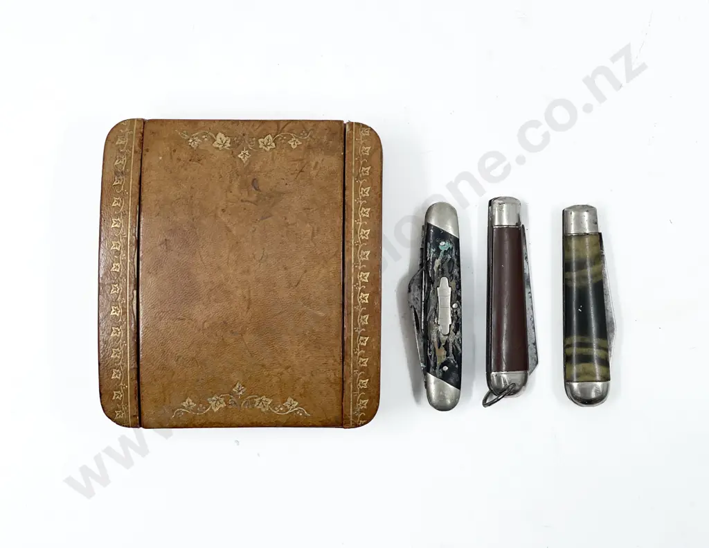 Three Assorted Pocket Knives in Leather Box Image 1++