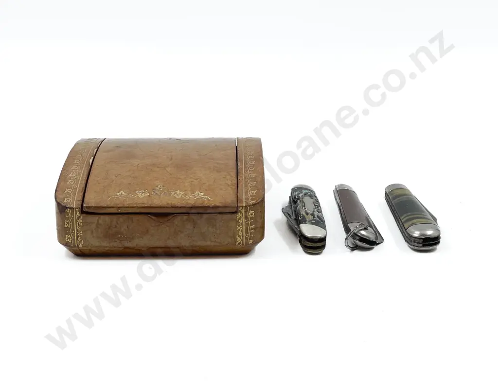 Three Assorted Pocket Knives in Leather Box Image 1++