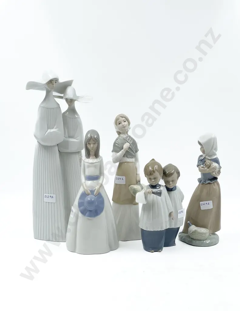 Four Nao Figures Together with Lladro (faults) Image 1++
