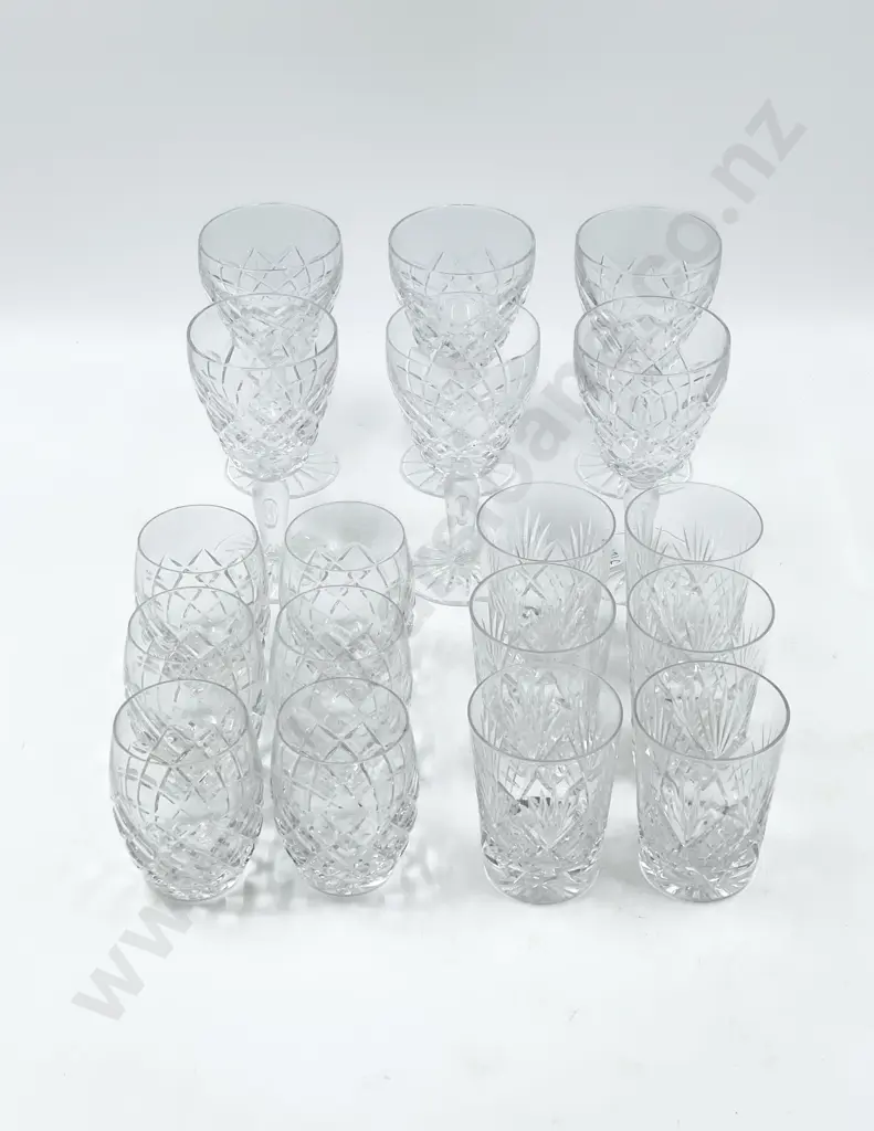 Eighteen Pieces of Assorted Crystal Image 1++