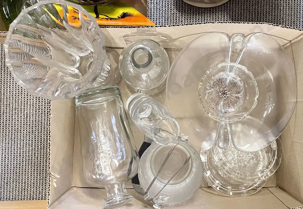 Box of Assorted Glassware Image 1++
