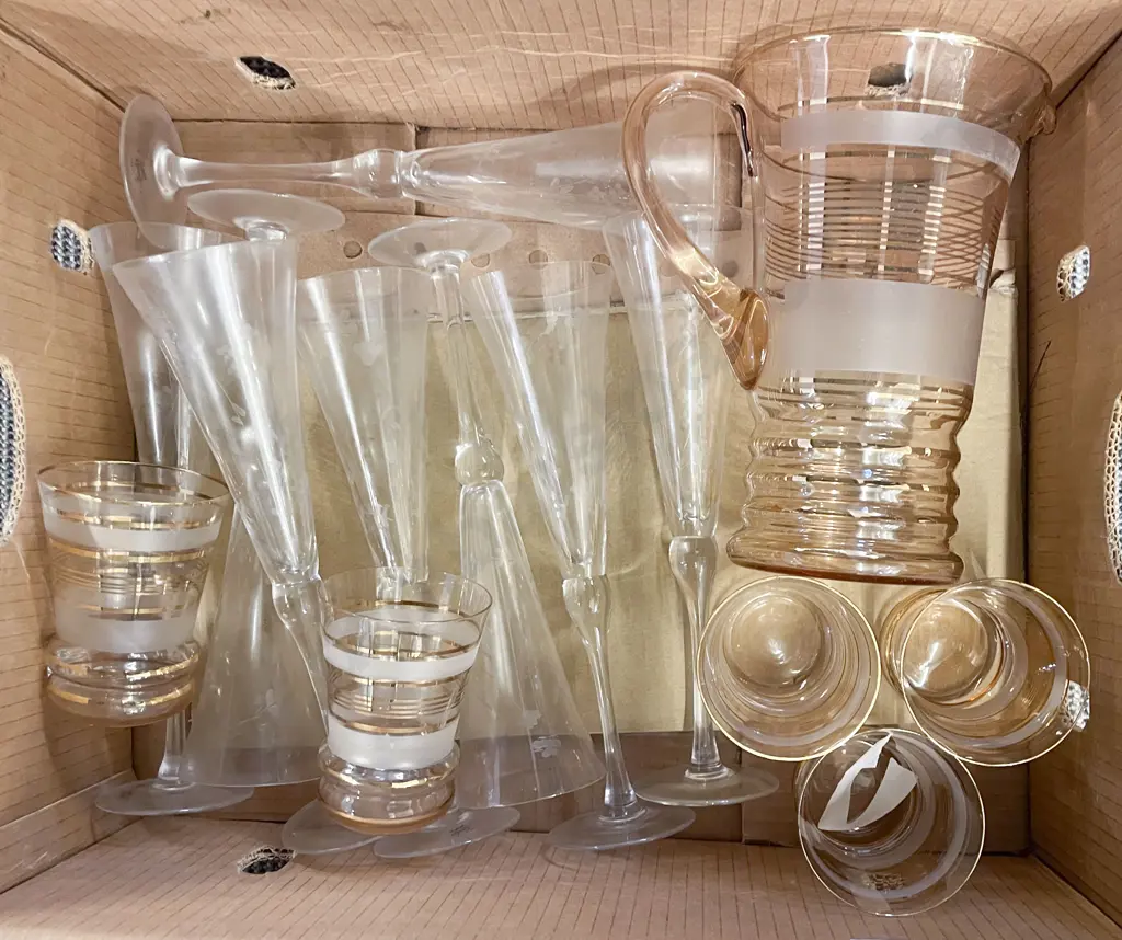 Box of Assorted Glassware Image 1++