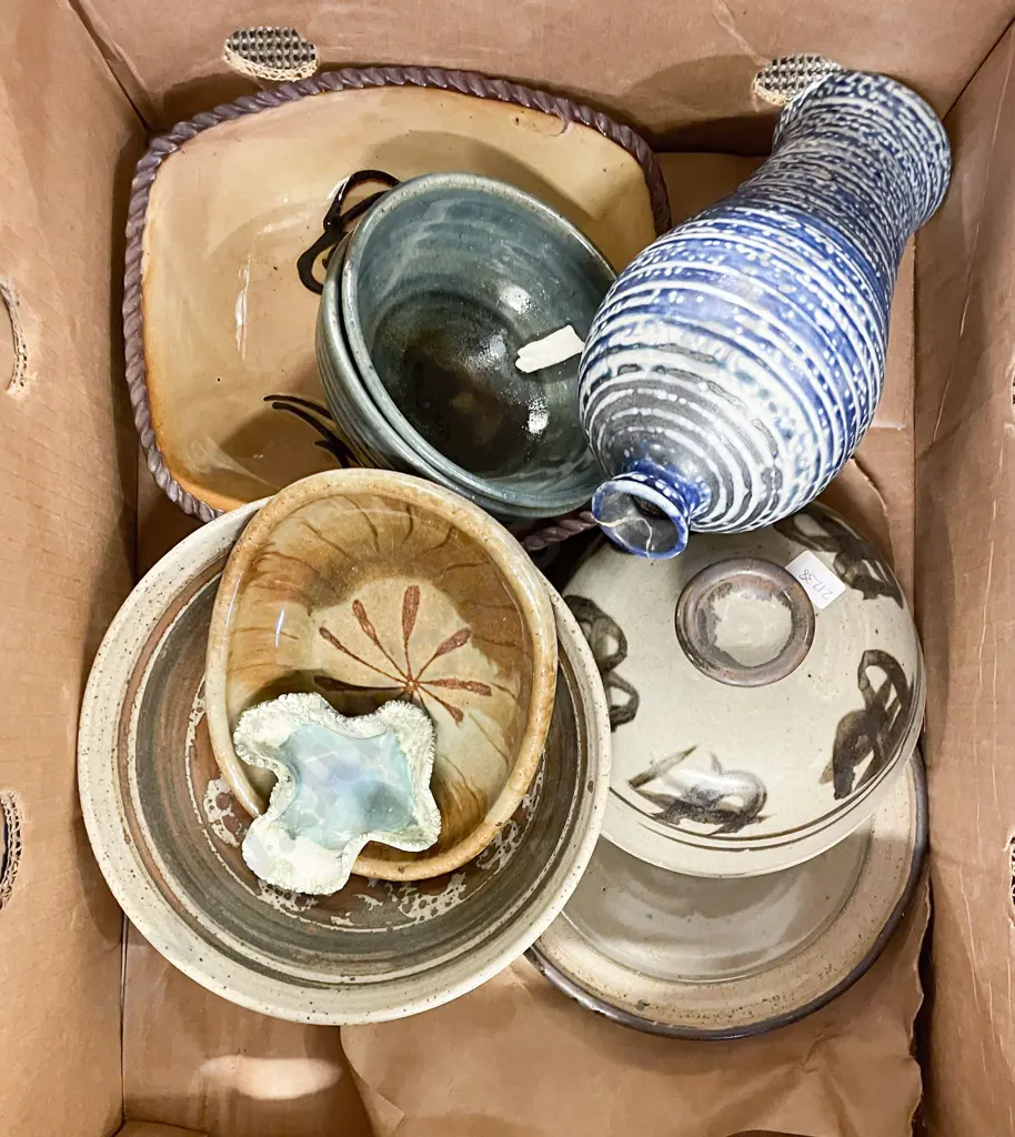 Box of Assorted Pottery Image 1++