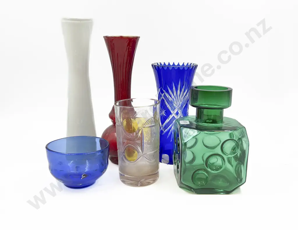 Small Quantity of Assorted Coloured Glassware Image 1++