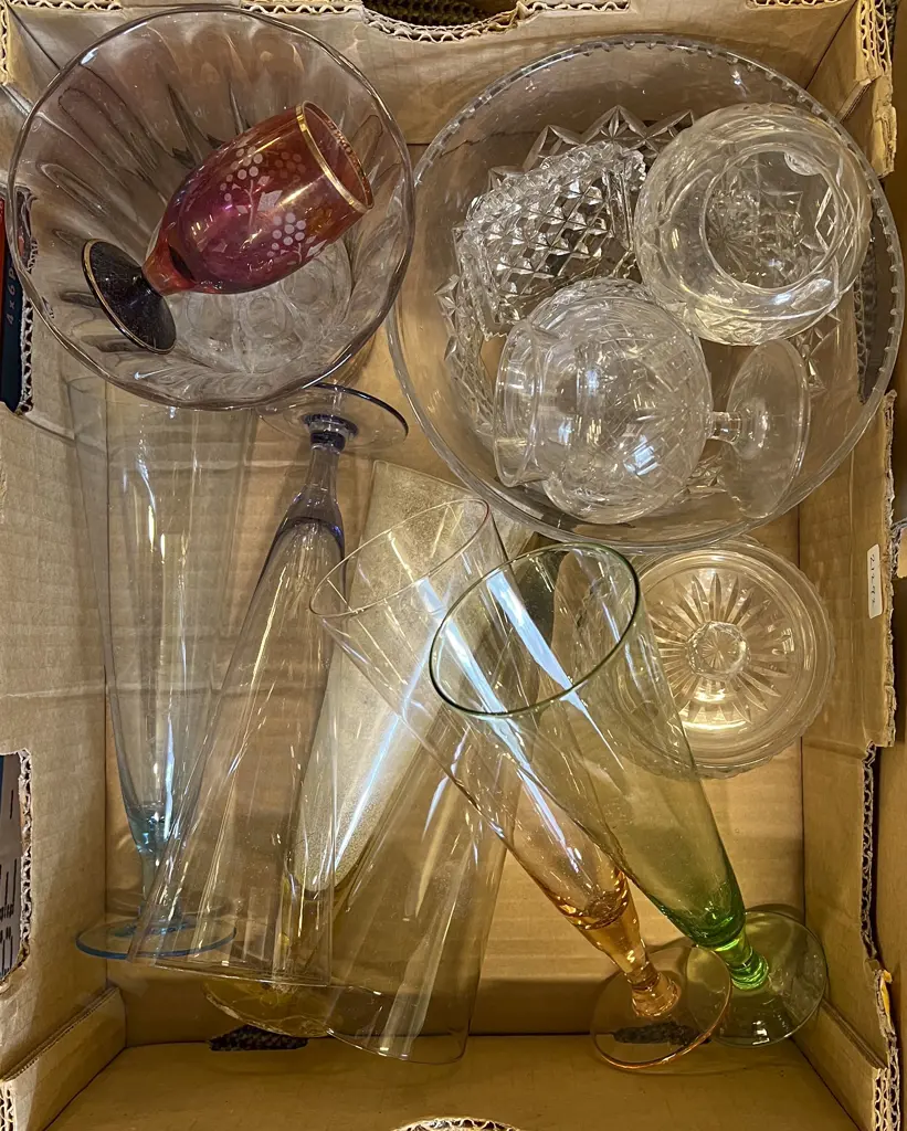 Quantity of Assorted Crystal and Glassware Image 1++
