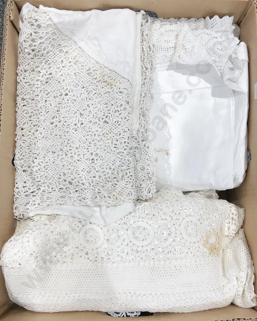 Quantity of Assorted Vintage Linen Image 1++