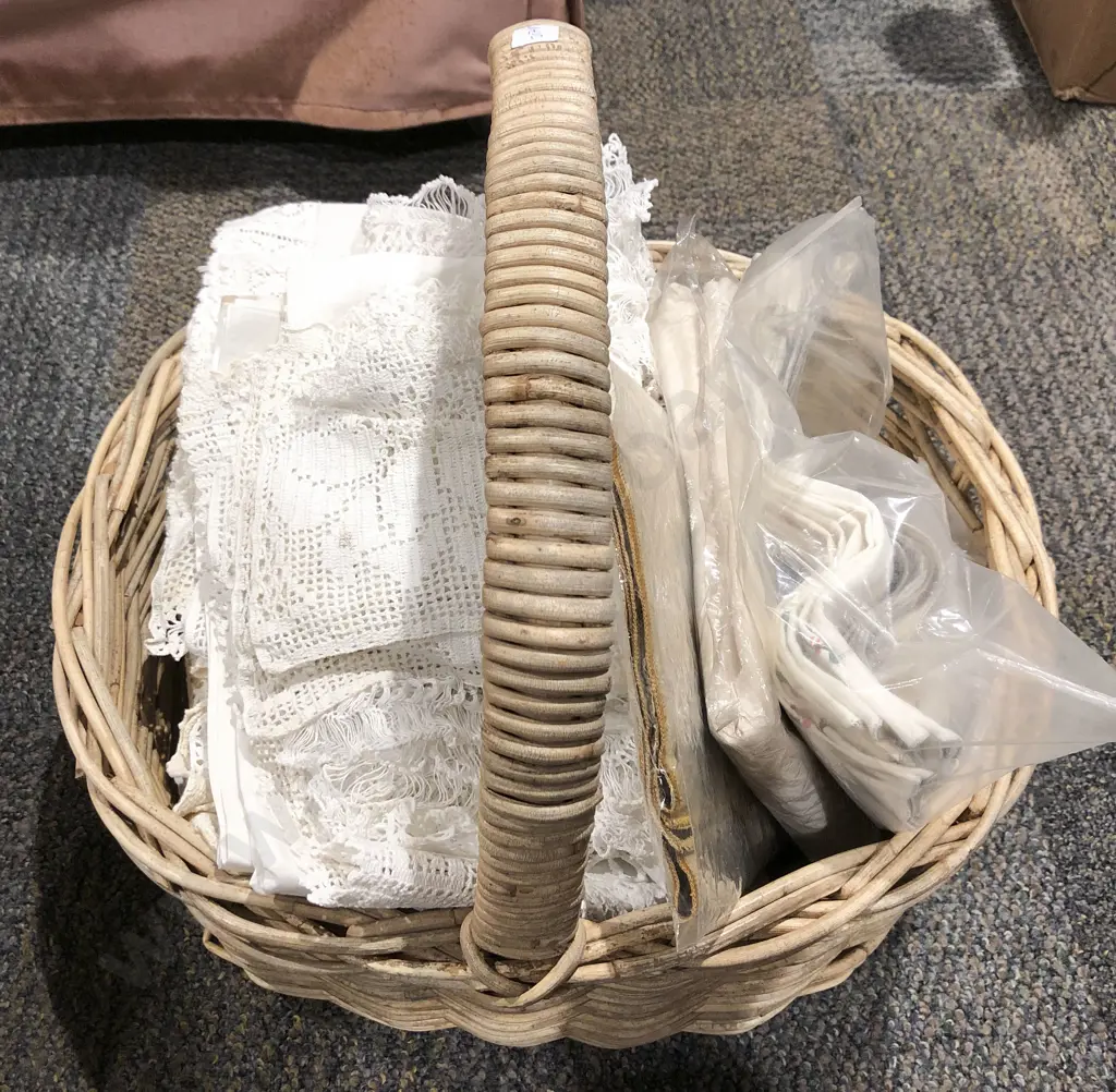 Quantity of Assorted Vintage Linen Image 1++