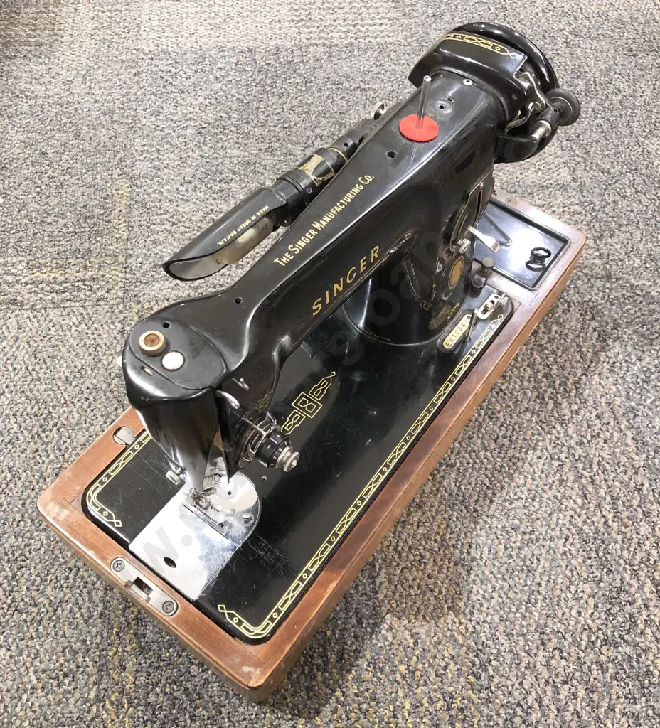 Singer Sewing Machine In Case Image 1++