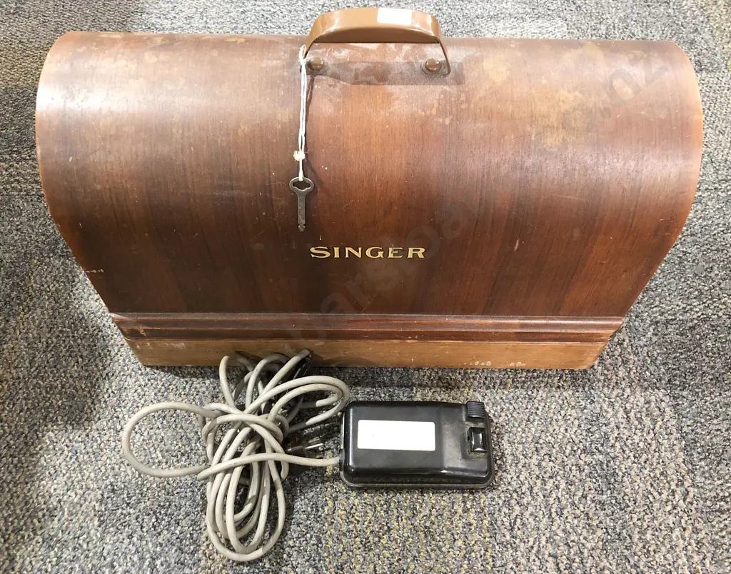 Singer Sewing Machine In Case Image 1++