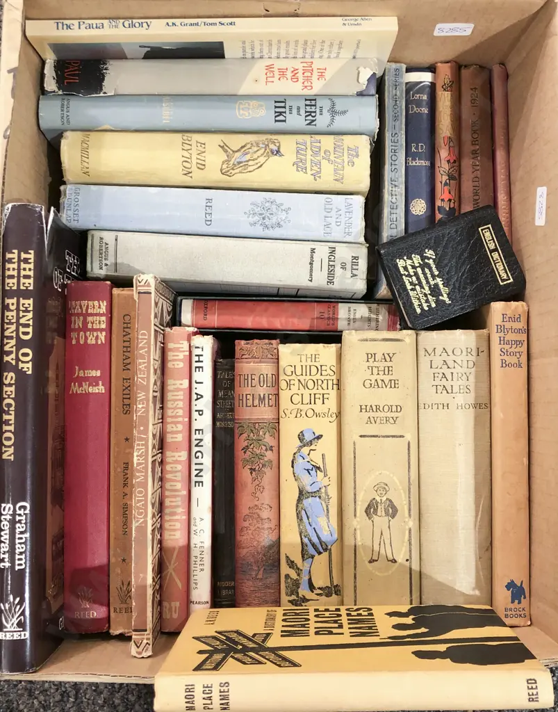 Quantity of Assorted Vintage Books Image 1++