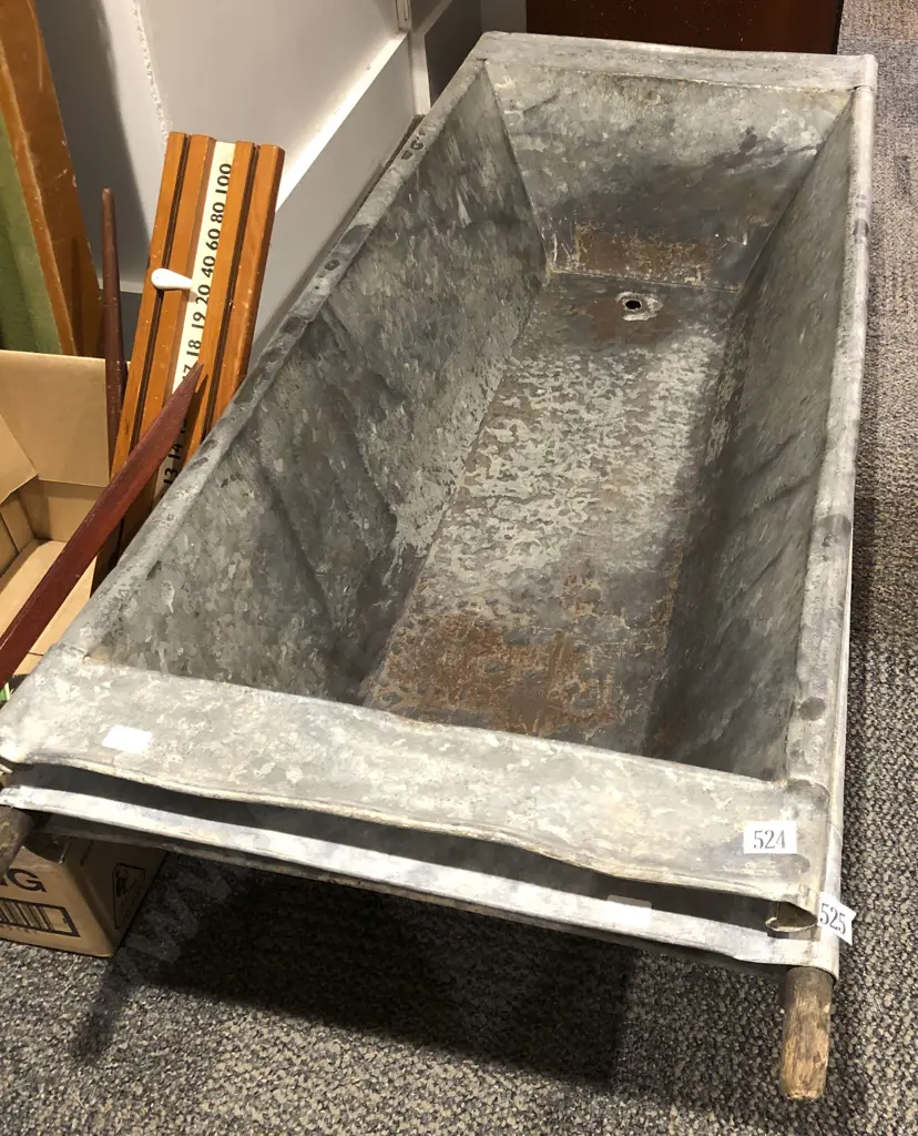 Vintage Industrial Metal Sink Image 1++