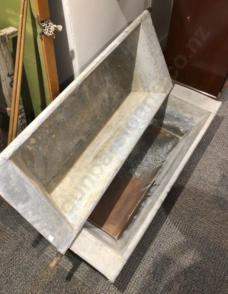 Vintage Industrial Metal Sink Image 1++