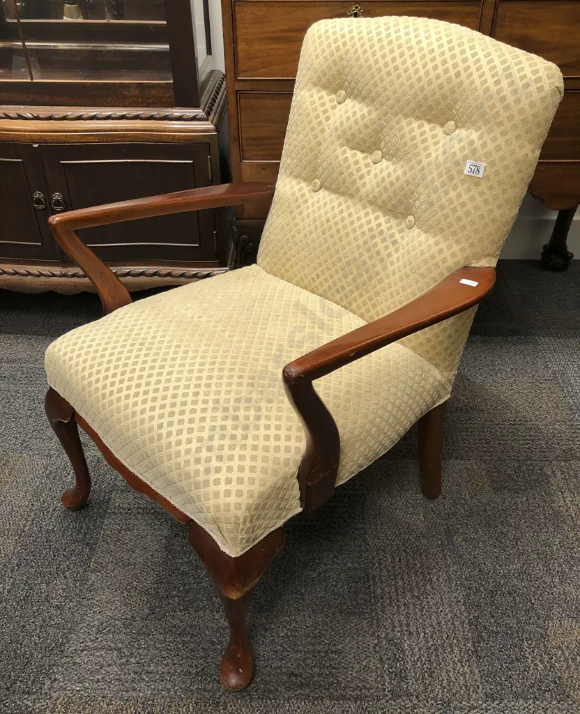 Button Back Armchair Image 1++