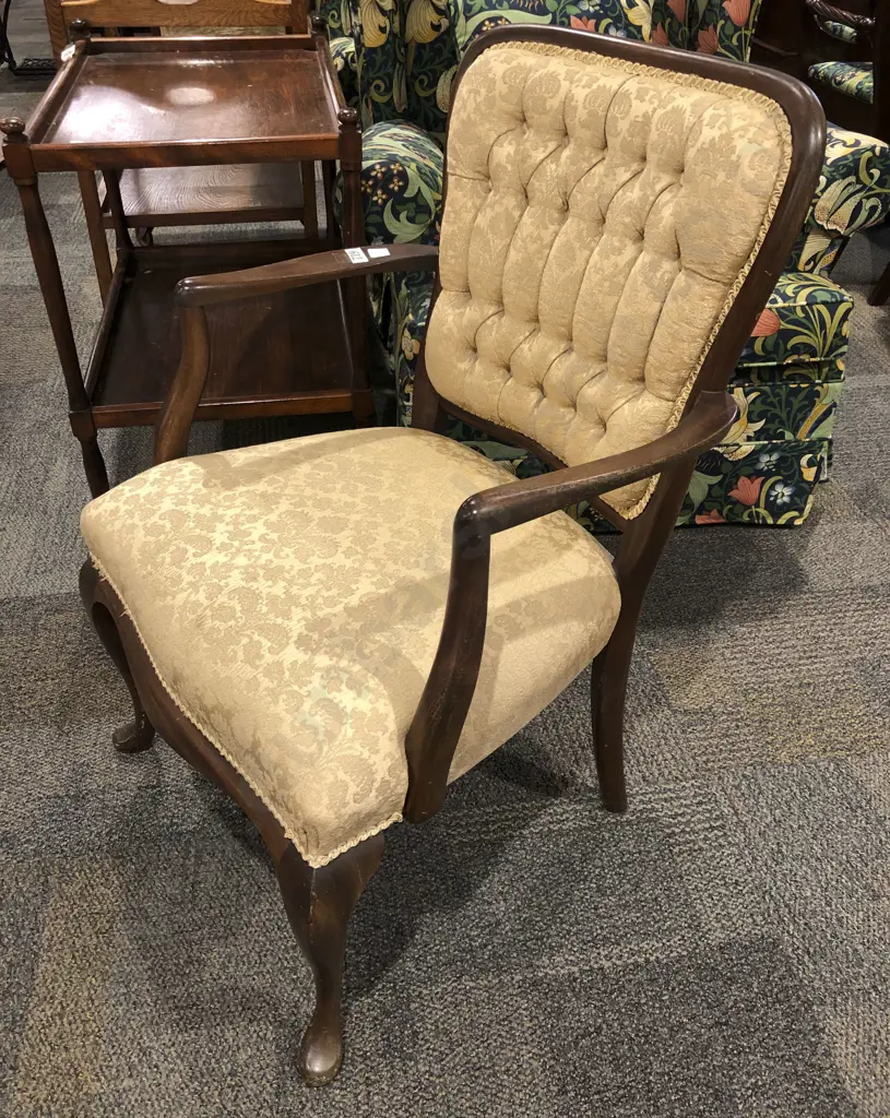 Button Back Armchair Image 1++