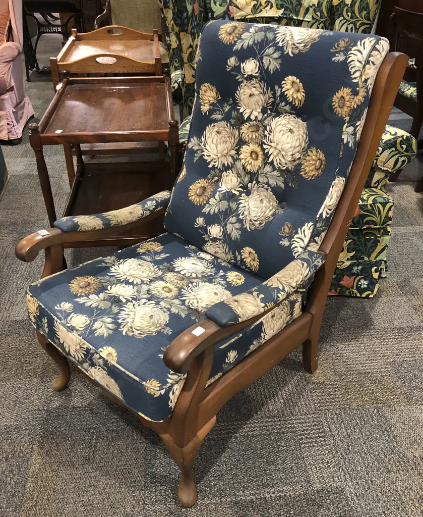 Button Back Armchair Image 1++